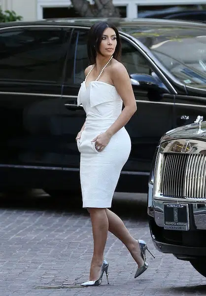 Kim Kardashian en jolie robe blanche dotée d'une chaîne de perle