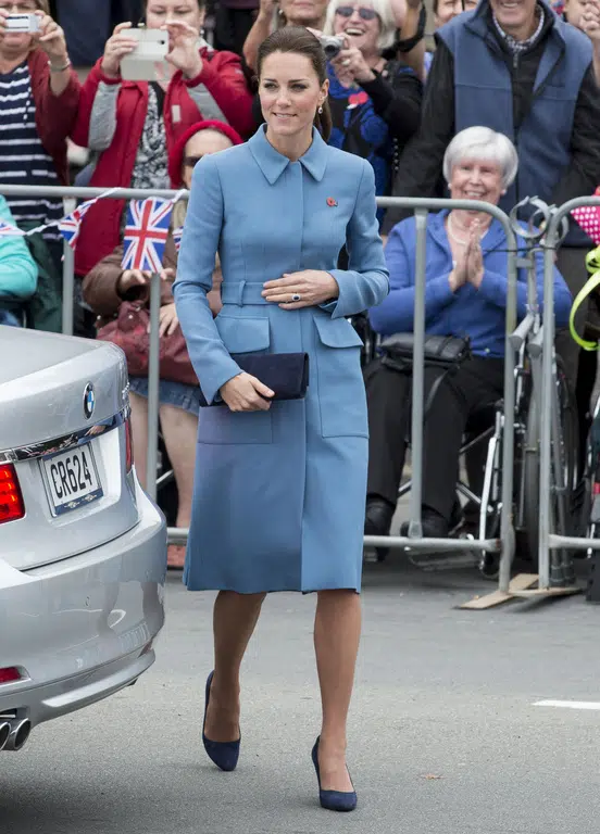 Kate Middleton arborait un manteau bleu marine signé Alexander McQueen