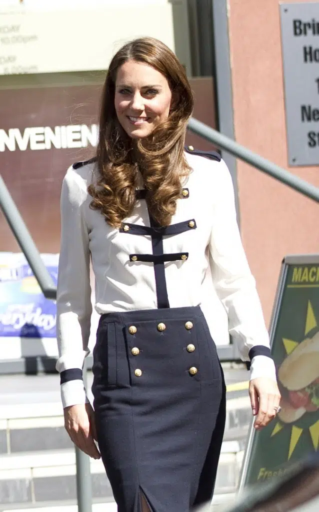 Kate Middleton adopte une tenue blanche et bleue marine dans un style militaire