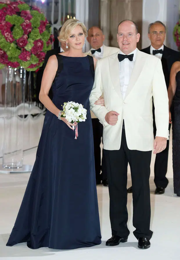 Charlène de Monaco en robe marine au gala de la Croix Rouge Monegasque