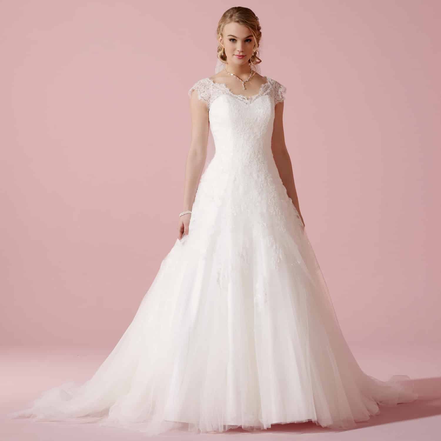 Une joyeuse mariée dans sa robe