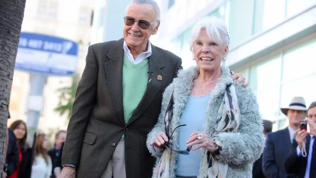 Stan Lee (sa taille, son poids) qui est sa femme