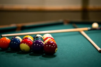 Billard, fléchettes et détente : l’esprit des soirées en bar chez vous !