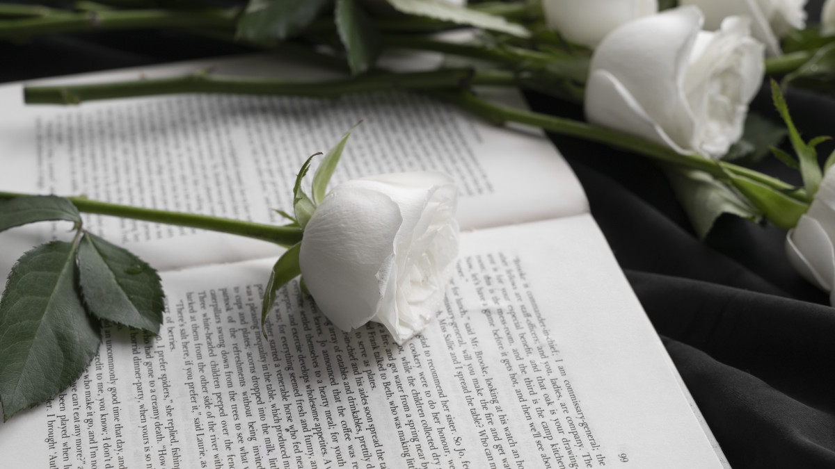 Des fleurs sont déposées sur un contract de prévoyance décès