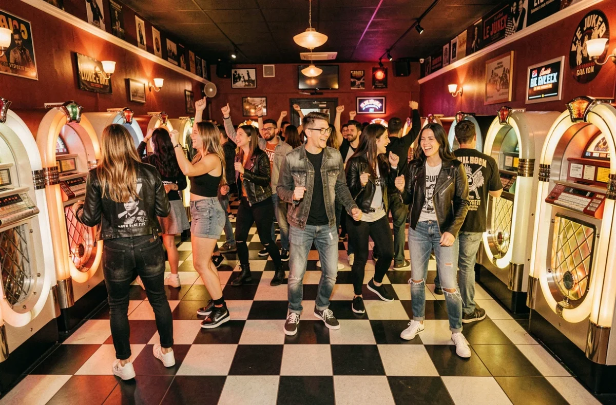 Intérieur rétro du Juke Box à Monéteau avec juke-boxes vintage, carrelage damier noir et blanc et foule festive en tenues rock sur la piste de danse
