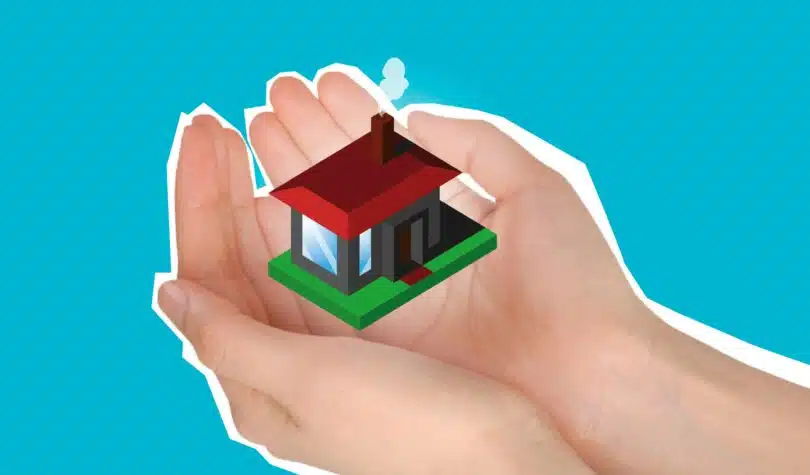 une maison miniature dans le creux des mains