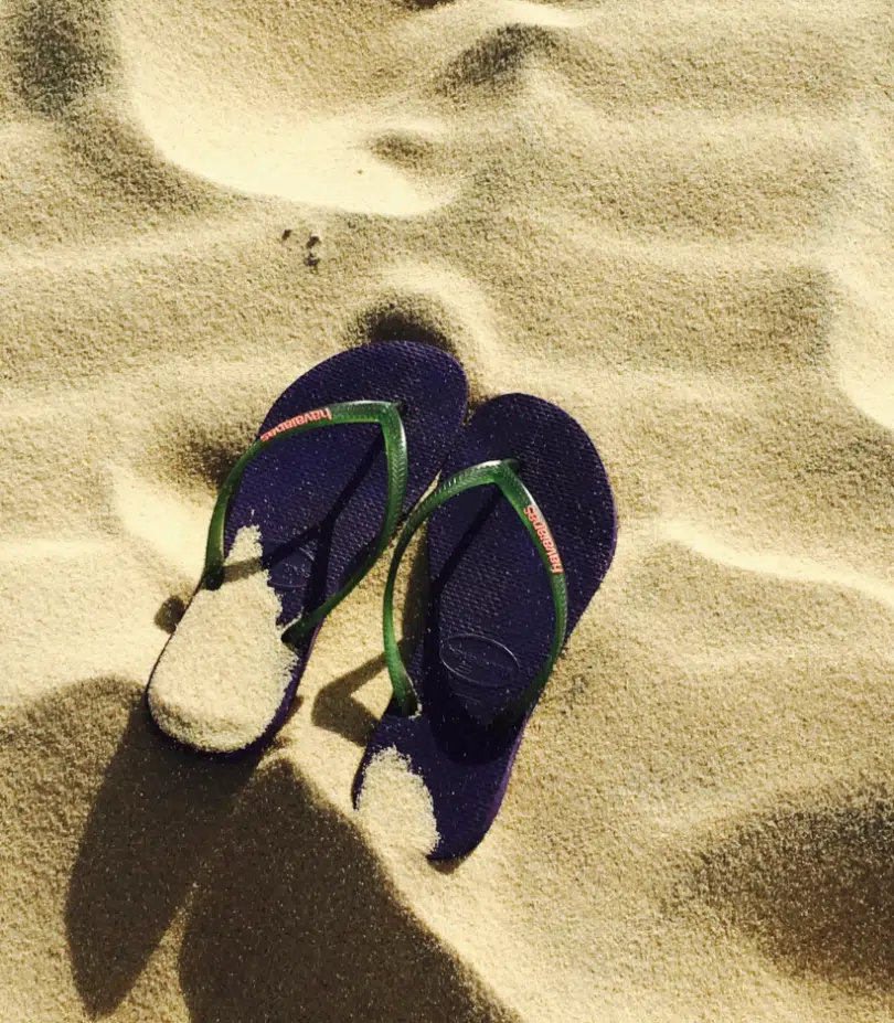 sandales dans le sable