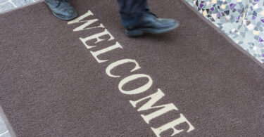Un tapis avec logo pour personnaliser l'entrée de votre entreprise